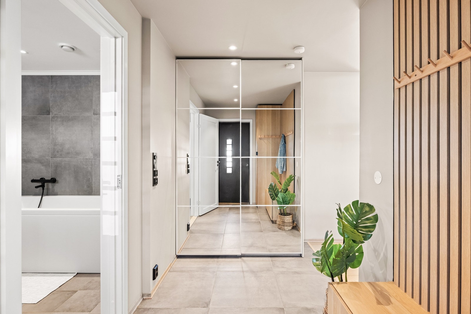 Skyvedørsgarderobe med speilfronter gir rikelig med oppbevaringsplass i gangen. Galleribilde