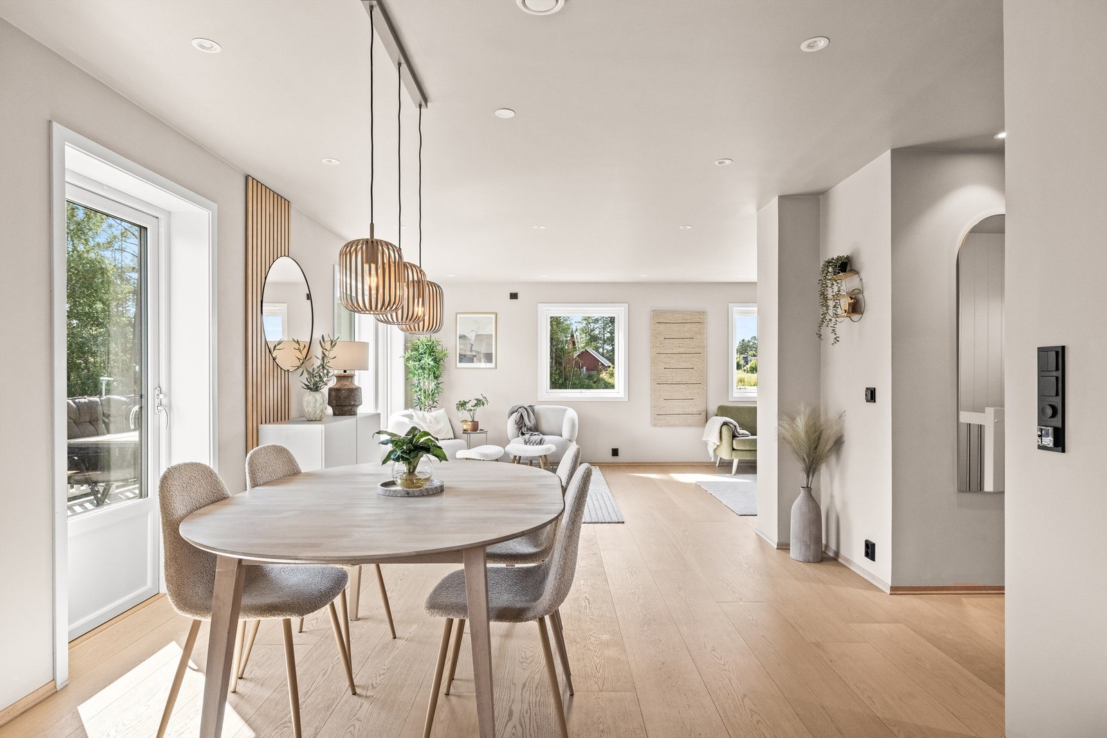 Fra stuen er det utgang til verandaen via balkongdør Galleribilde