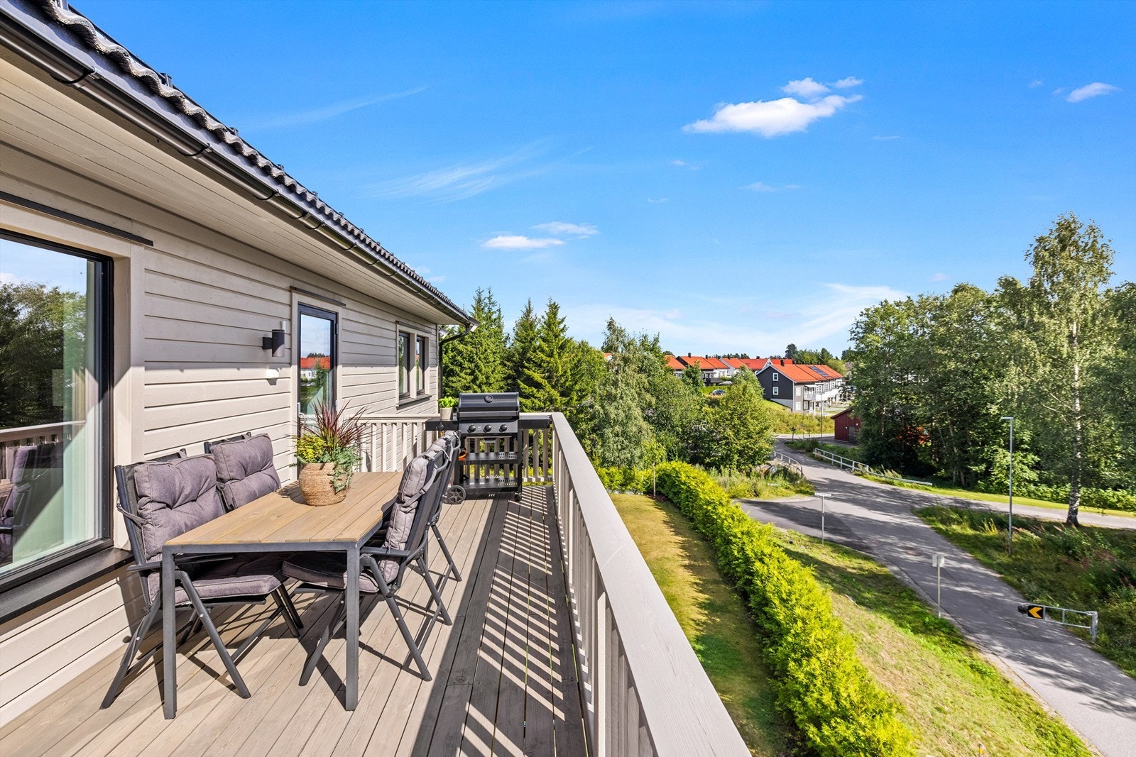 Utsikt over nærområdet fra verandaen. Galleribilde