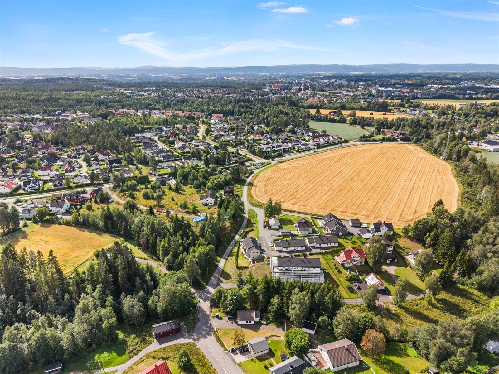 Jessheim stasjon ligger kun 6 minutter unna med bil, med enkel tilgang til Oslo og Gardermoen. Galleribilde