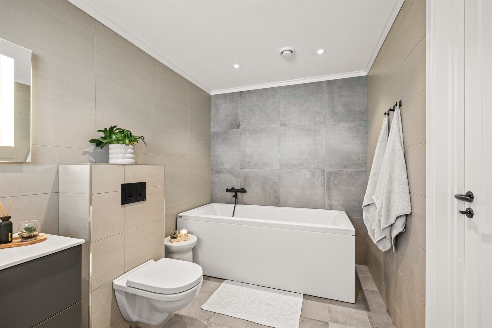 Badet har elektriske varmekabler i gulvet og balansert ventilasjon. Galleribilde