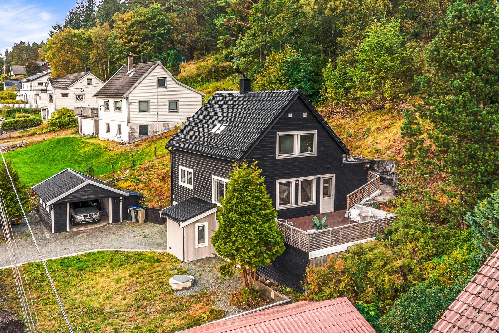 Eiendommen er pent opparbeidet med flotte utearealer og variert beplantning. Galleribilde