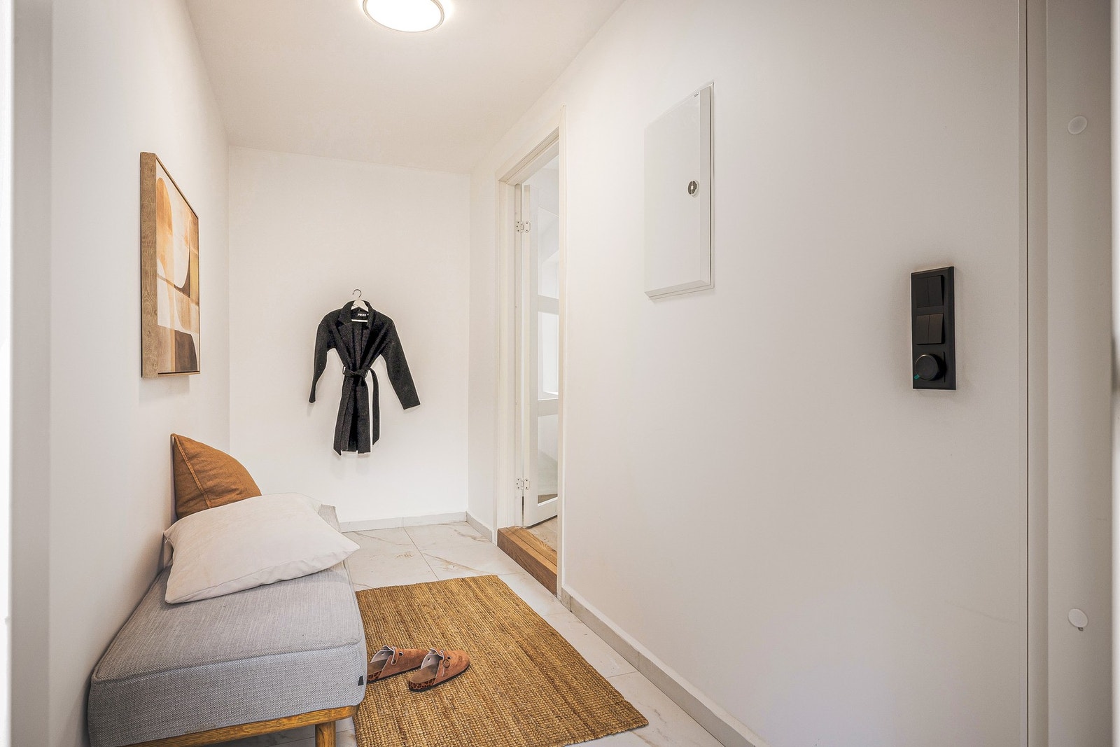 Her er det god plass til å henge fra seg yttertøy. Galleribilde