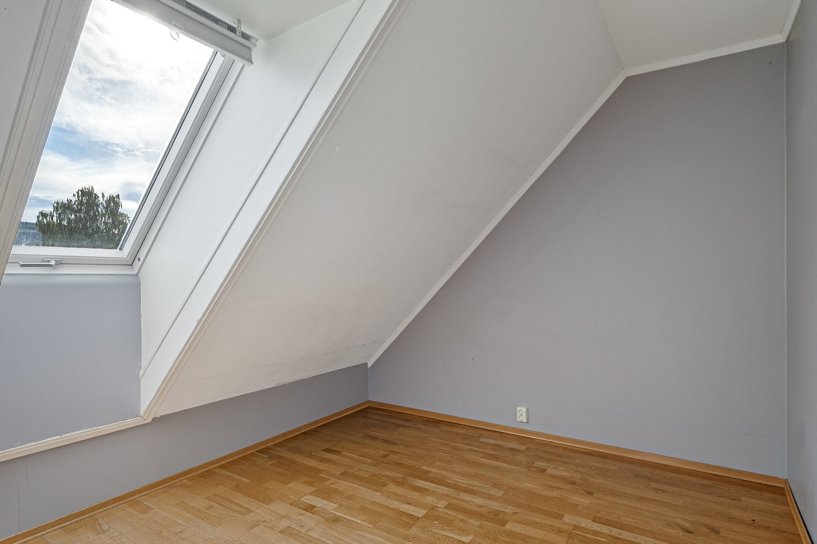 Loftsetasjen rommer to soverom med parkett på gulv, malte vegger og skråhimling. Galleribilde