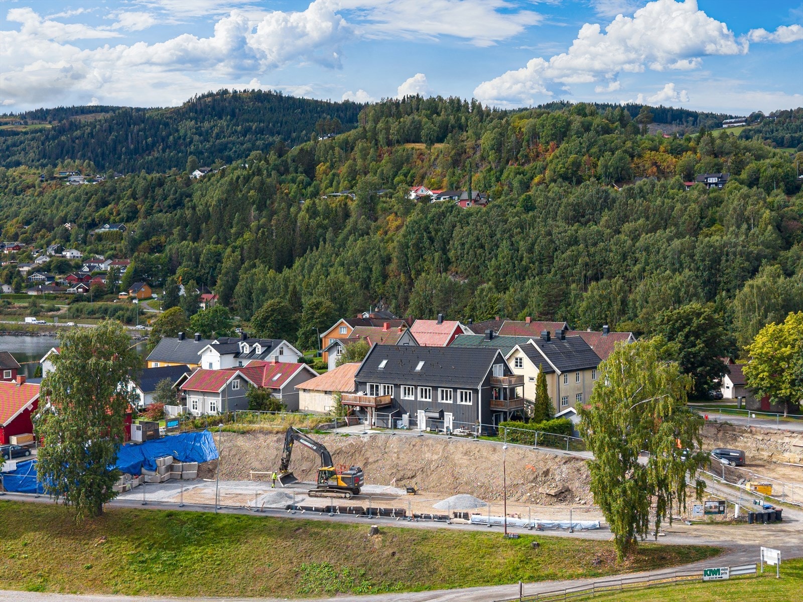 Det gjøres oppmerksom på at det er regulert og godkjent et byggeprosjekt foran og ved siden av rekkehuset. Se salgsoppgaven for ytterligere informasjon. Galleribilde