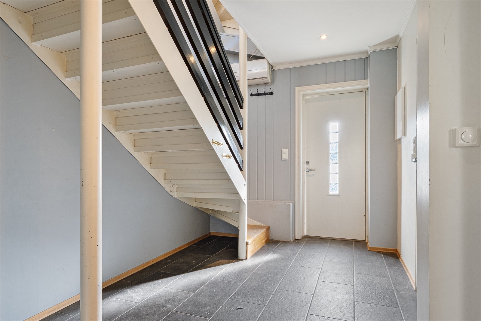 Velkommen inn i en romslig entré med flislagt gulv. Galleribilde