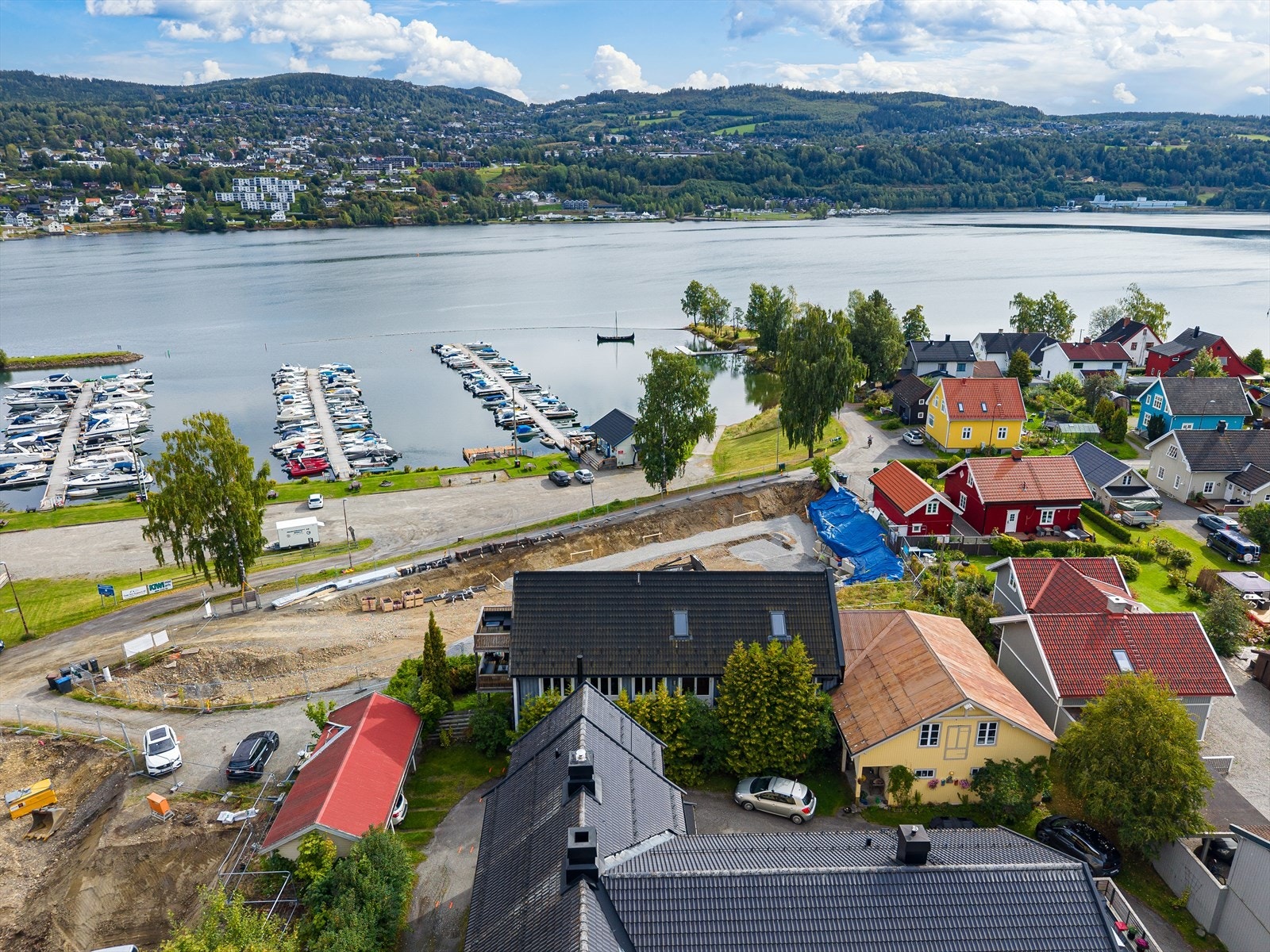 Båthavnen ligger like nedenfor eiendommen med rekreasjonsområder langs vannet. Galleribilde