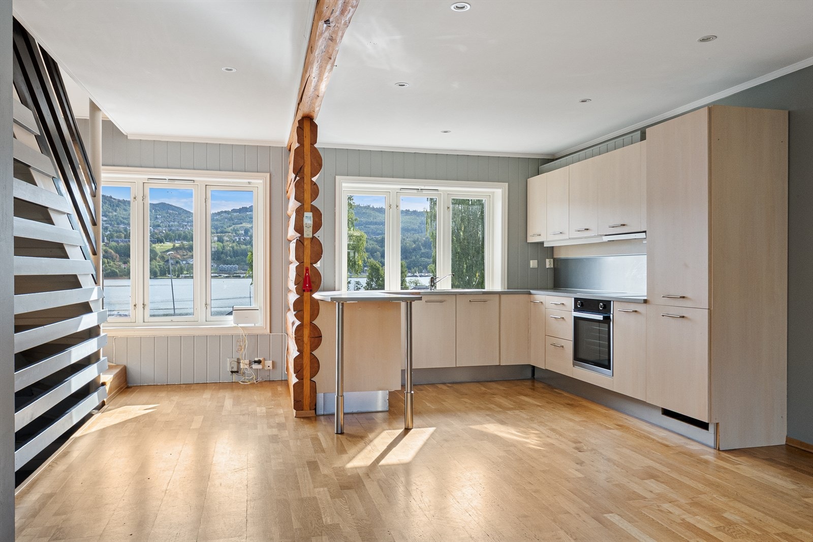 Store vindusflater slipper inn rikelig med naturlig lys. Galleribilde