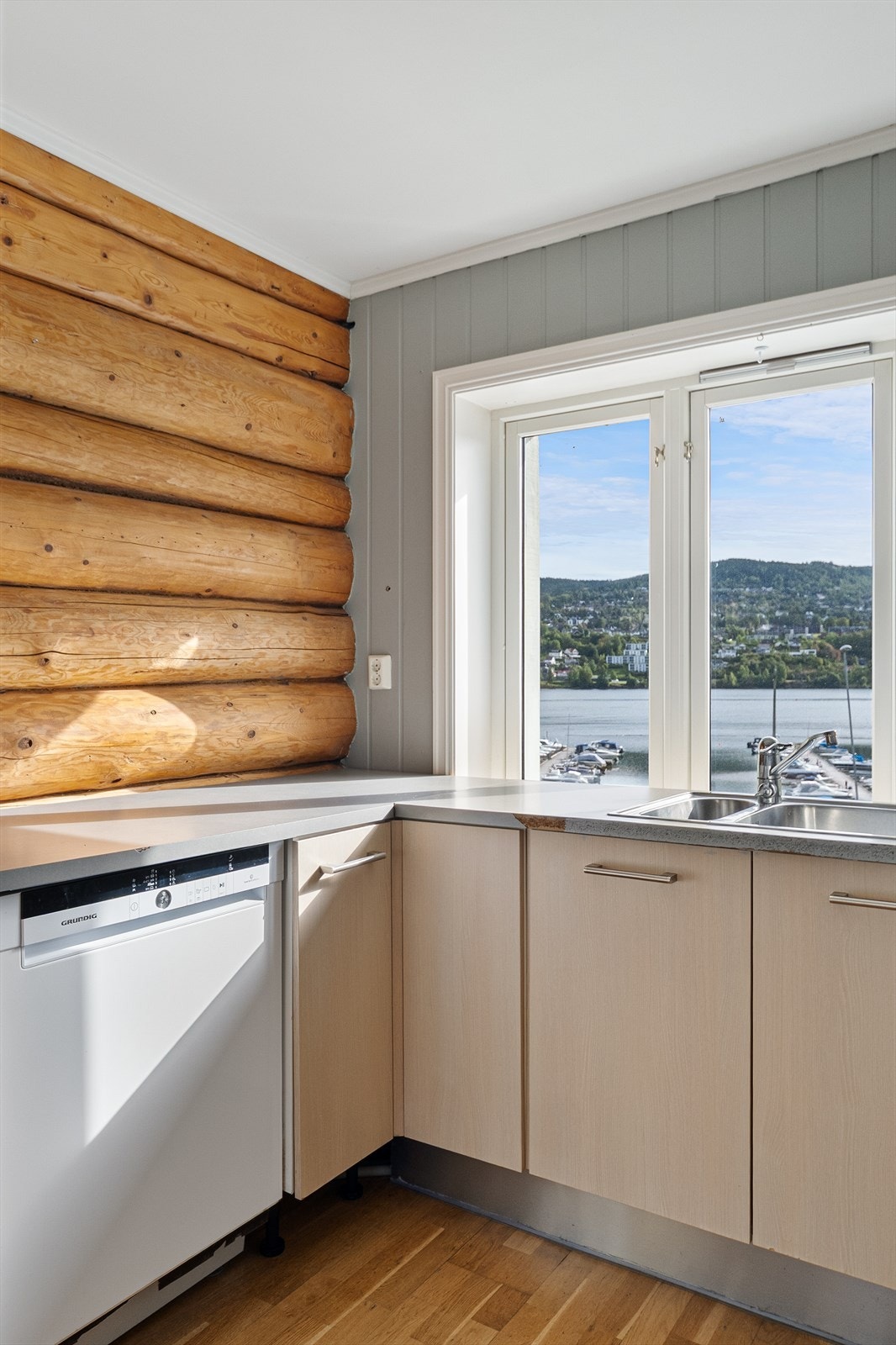Kjøkkenet er utstyrt med integrert steketopp, komfyr, oppvaskmaskin og kjøleskap/fryseskap. Galleribilde