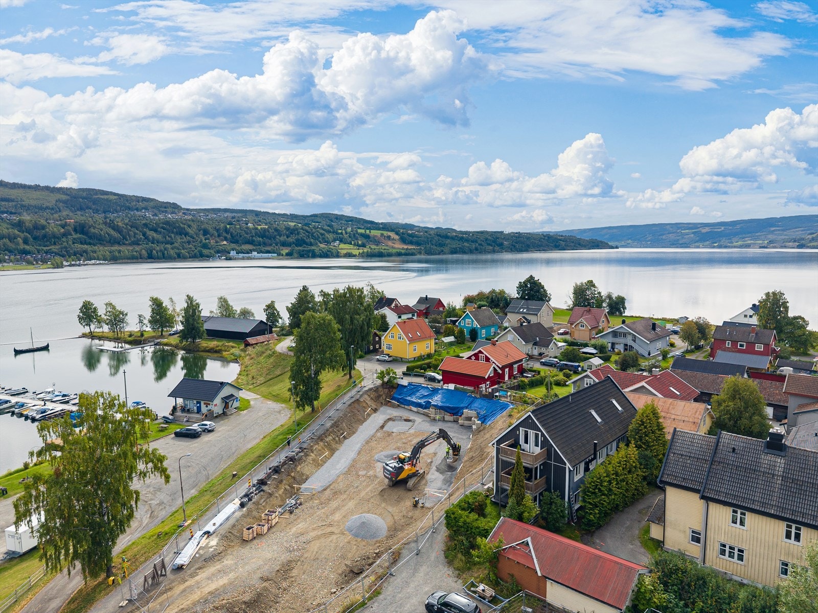 Et romslig rekkehus over tre plan med vestvendt balkong og fin beliggenhet på Vingnes. Galleribilde
