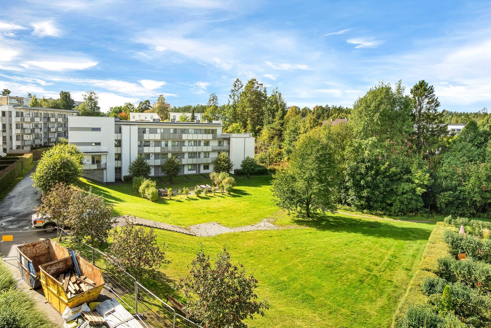Store, åpne plenarealer og beplantning rundt bebyggelsen. Galleribilde
