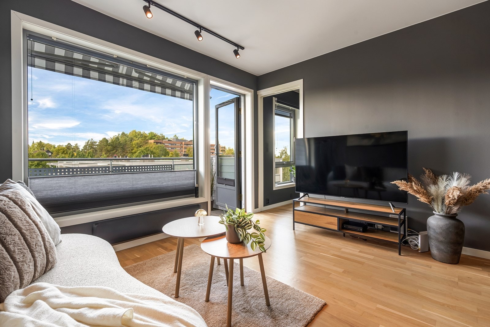 Stuen er utstyrt med spesialtilpassede plisségardiner. Galleribilde