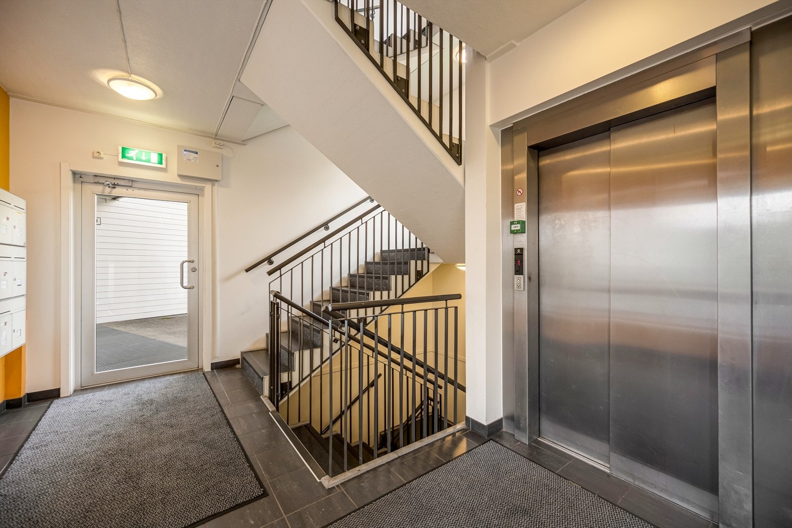 Felles inngangsparti med trappeløp og heis direkte til leilighetens etasje. Galleribilde