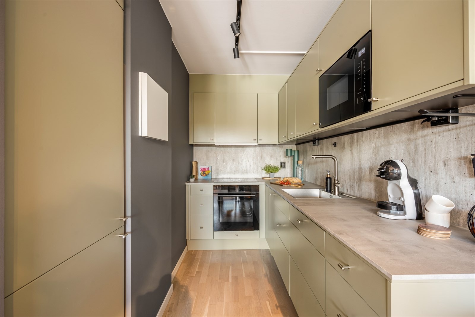 Med handelen følger koketopp fra Beko, stekeovn fra Bosch, oppvaskmaskin fra Siemens, mikrobølgeovn fra Logik og kjøleskap med fryser fra Samsung. Galleribilde