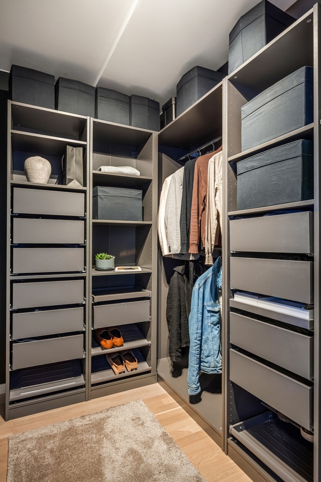 Separat walk-in closet med Pax-garderobeinnredning for god oppbevaring. Galleribilde
