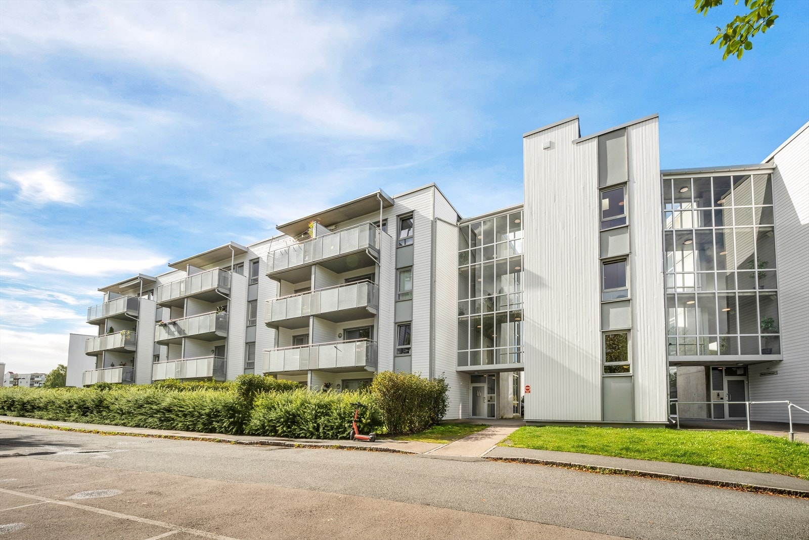 Boligbygg fra 2006 tilknyttet Skullerudhagen Borettslag, i et populært og familievennlig boligområde med enkel tilgang til alle nødvendige service- og fritidstilbud. Galleribilde