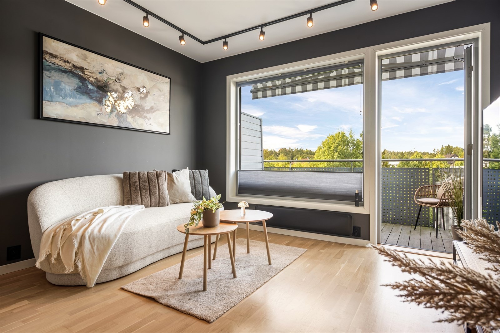 Møbleringsvennlig stue med god plass til sofagruppe og spisestue. Galleribilde