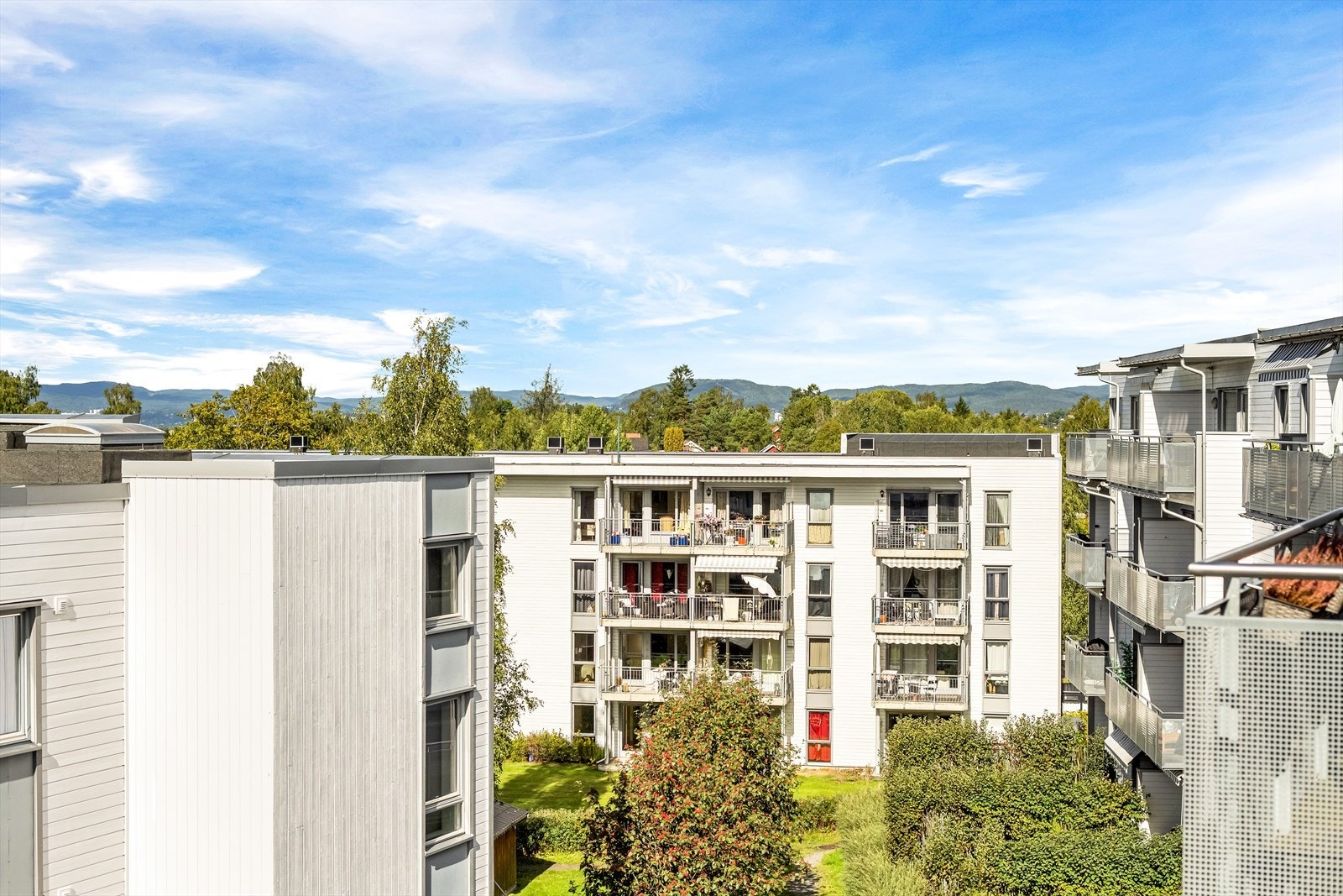 Utsyn over borettslagets fellesarealer. Galleribilde