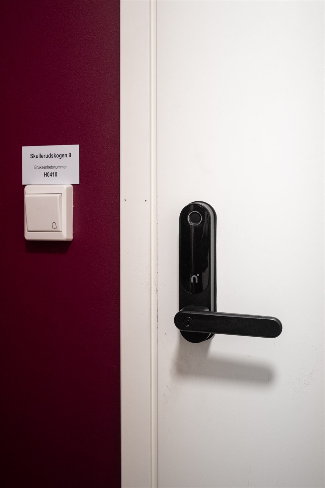 Velkommen inn! Denne boligen er påkostet og har en rekke praktiske funksjoner - en av dem er dørhåndtaket som kan åpnes med fingeravtrykk! Galleribilde