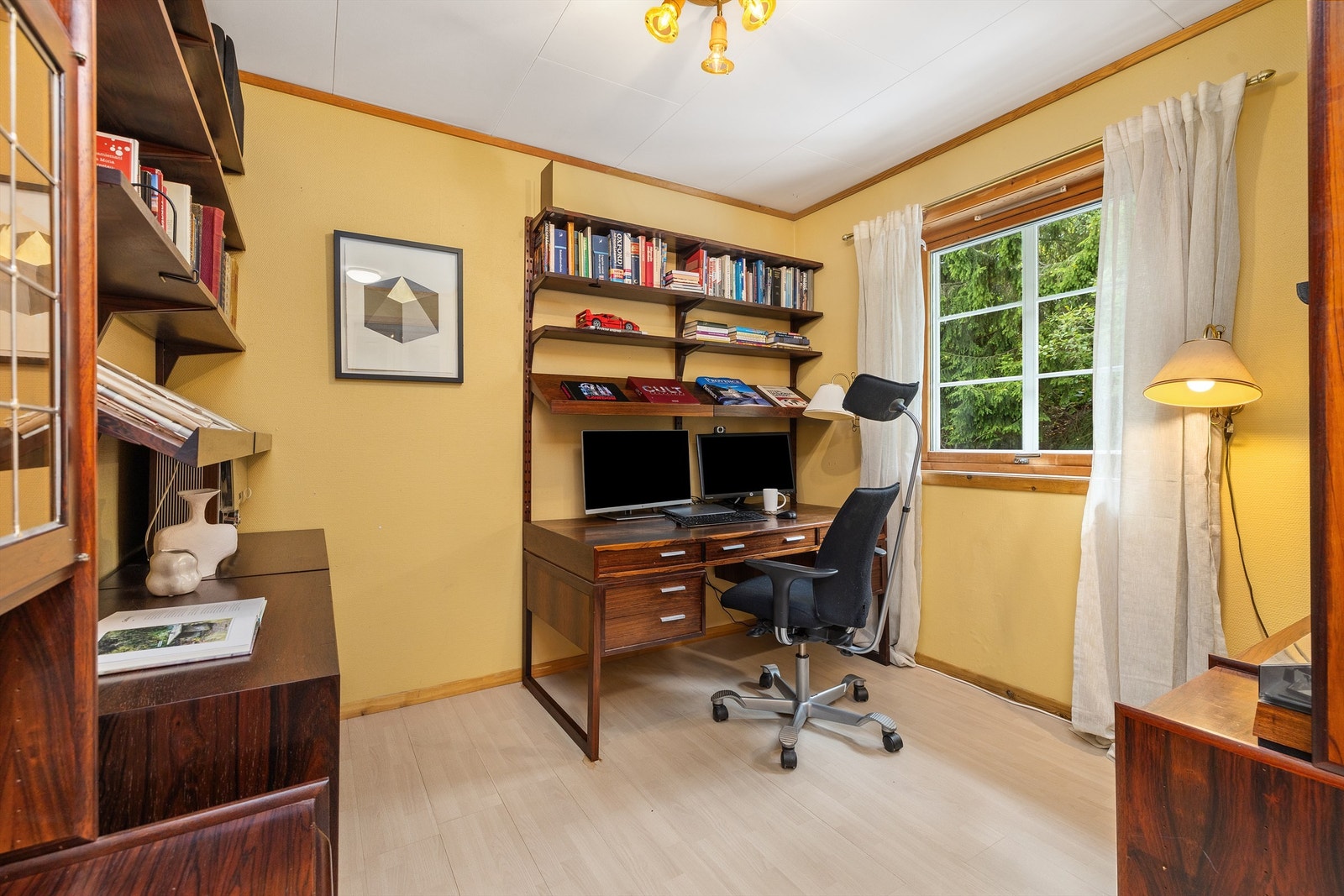 Ett av soverommene i første etasje er i dag innredet som kontor. Galleribilde