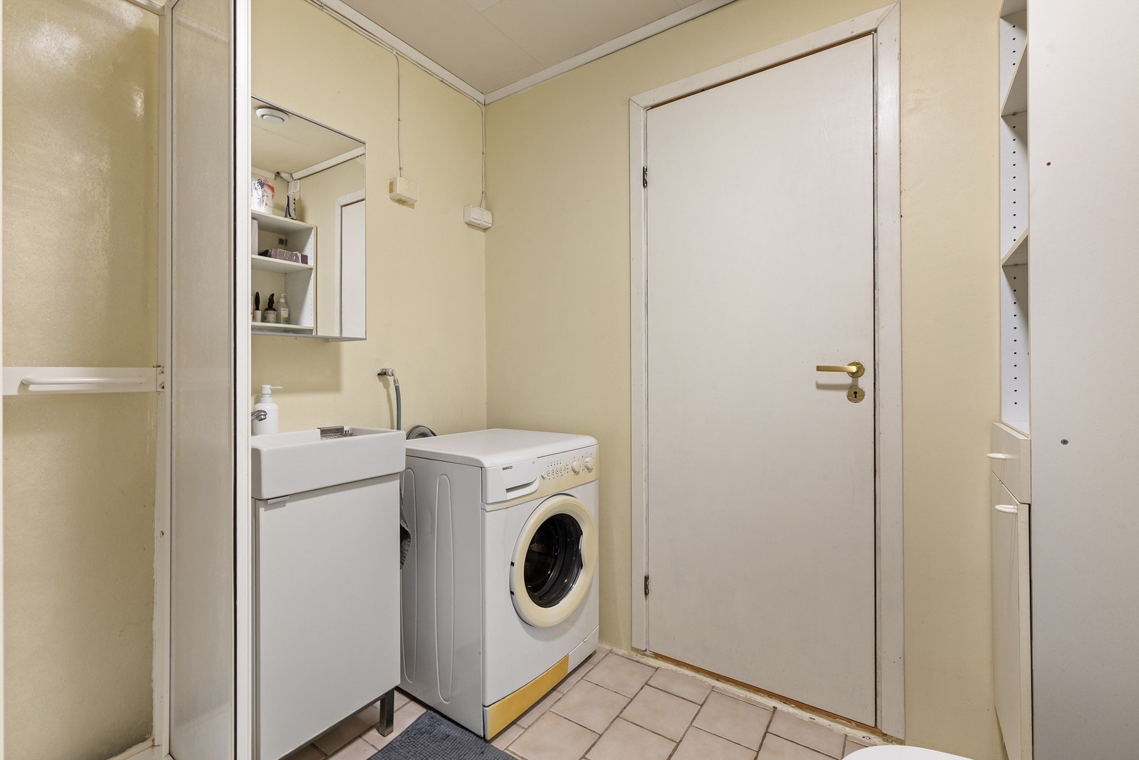 Badet i underetasjen har flislagt gulv med varmekabler og opplegg for vaskemaskin. Galleribilde