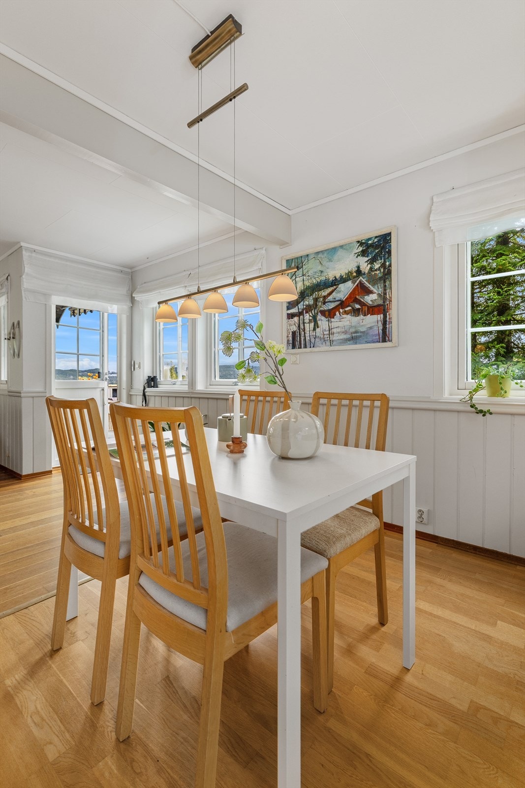 Spiseplassen på kjøkkenet er plassert ved vinduet med utsikt. Galleribilde