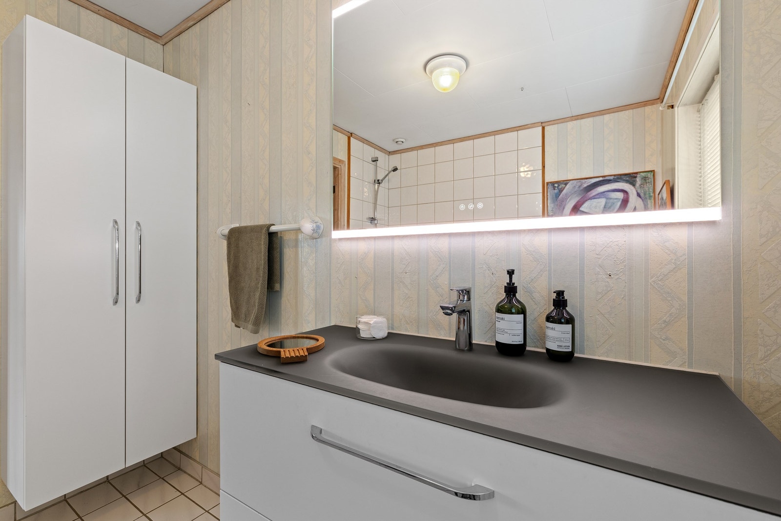Badet består av flislagt gulv med gulvvarme og har godt med oppbevaringsplass. Galleribilde