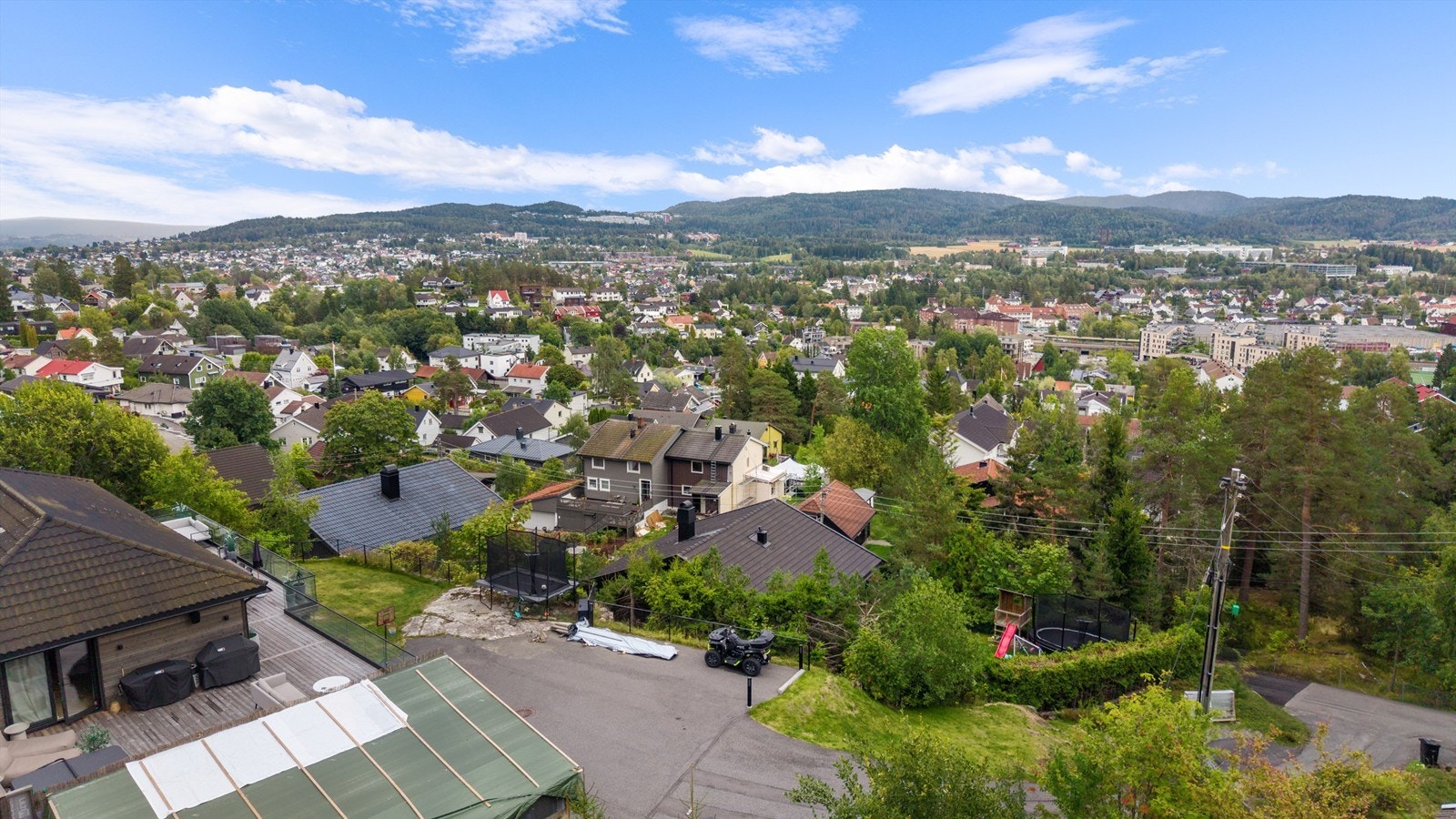 Fra eiendommen er det kort vei til Fjellhamar stasjon med hyppige avganger mot Oslo og Lillestrøm. Galleribilde