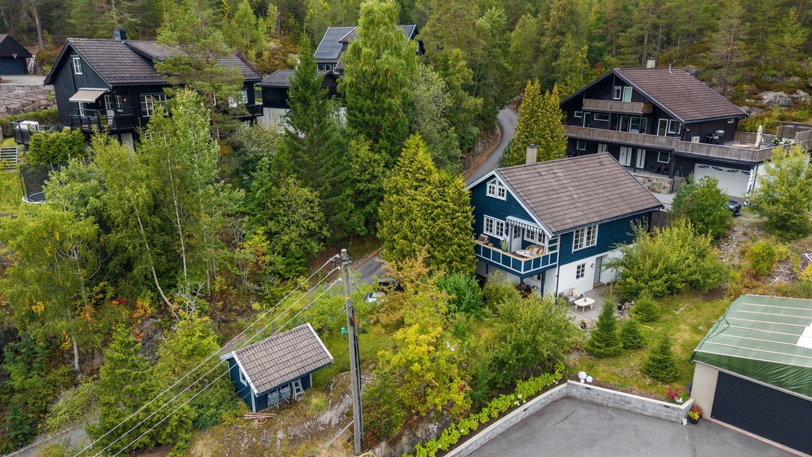 Eiendommen ligger høyt og fritt i et etablert og rolig boligområde. Galleribilde