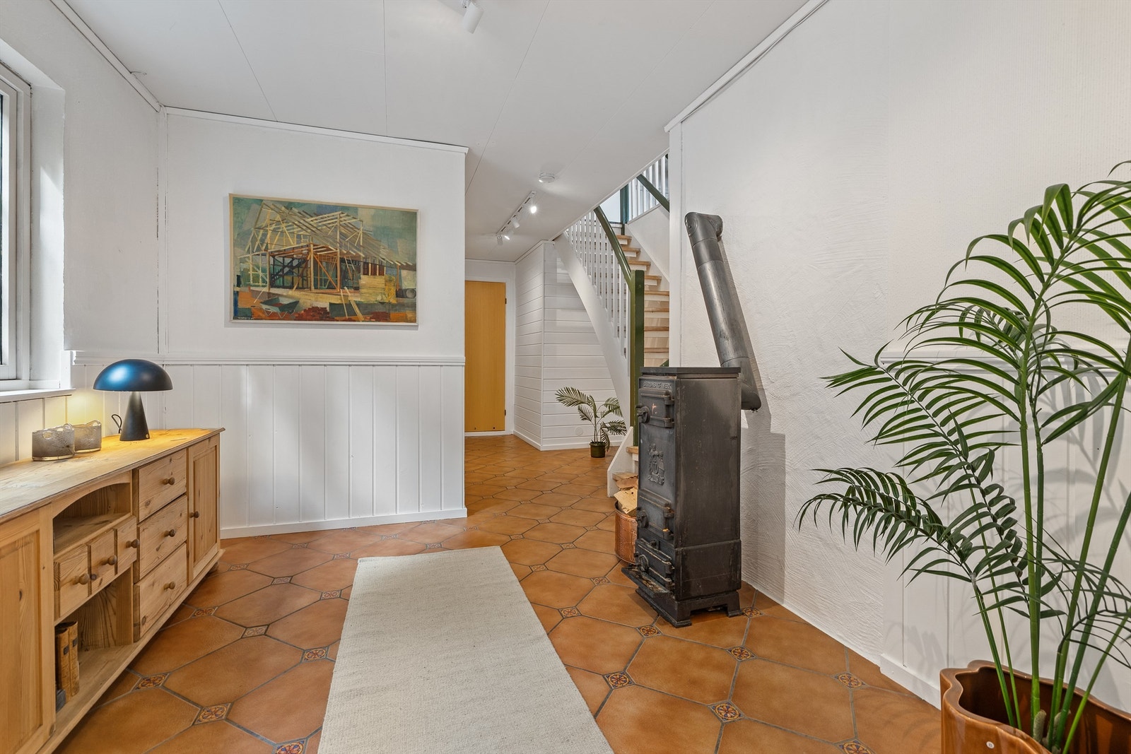 Hovedinngangen i underetasjen leder inn til en romslig hall hvor det er god plass til å ta imot gjester. Galleribilde