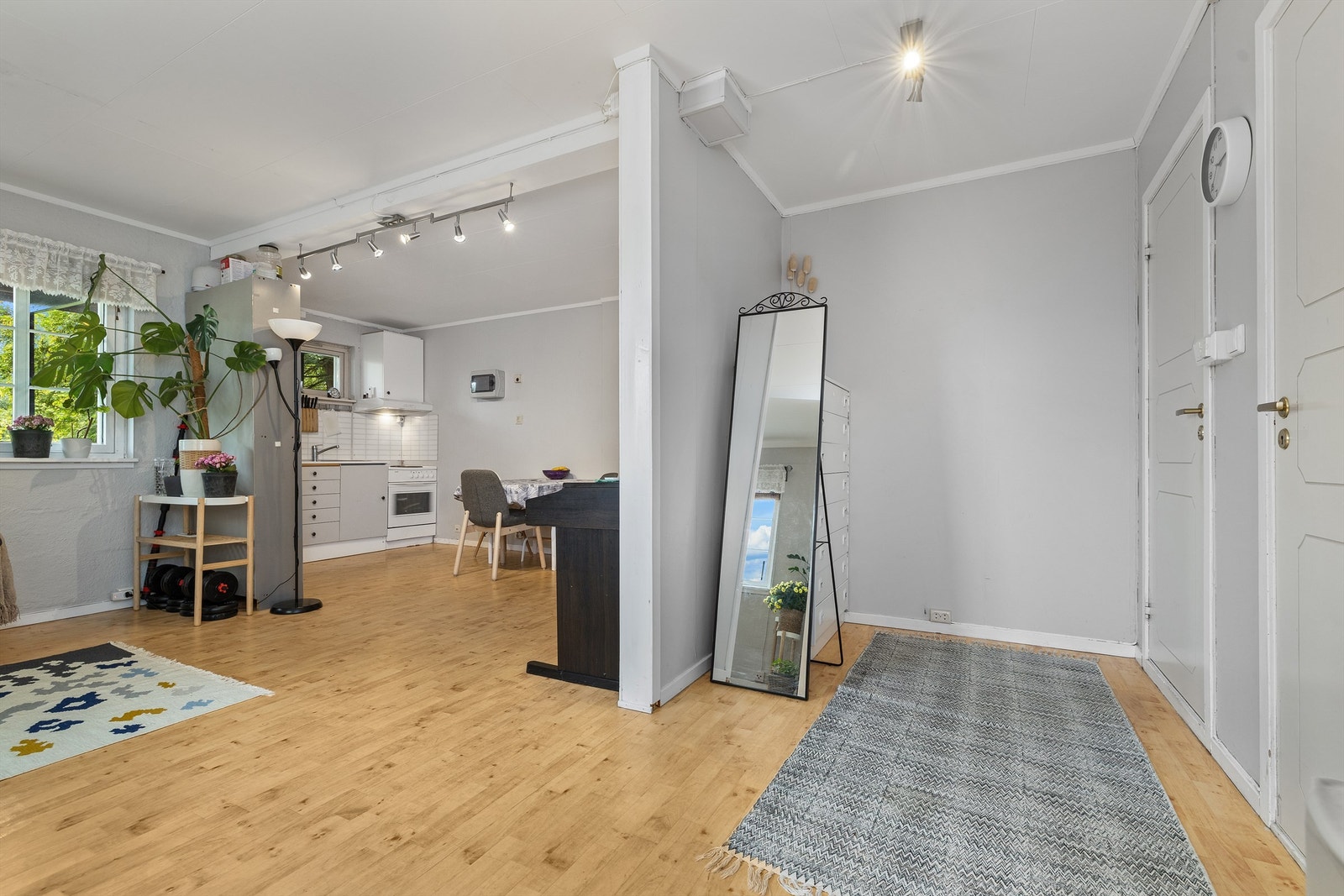 Innredet del av underetasjen har opprinnelig dør inn til hoveddel omtrent der spisebordet står. Galleribilde