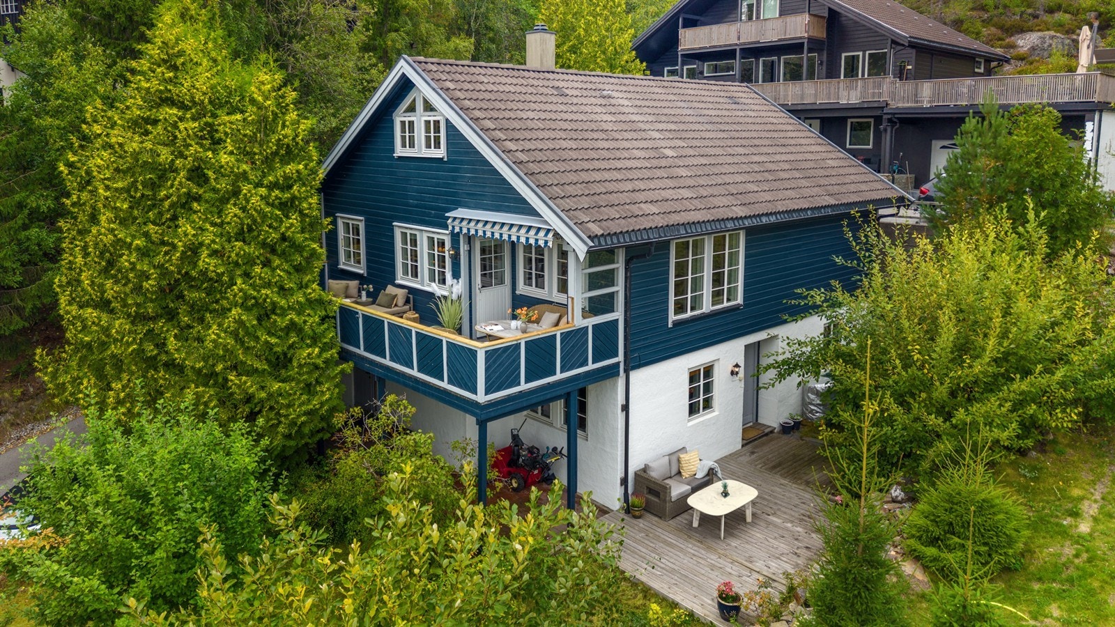 Velkommen til Odins vei 53! Attraktivt beliggende høyt i populære Haneborgåsen, med vidstrakt utsikt. Galleribilde
