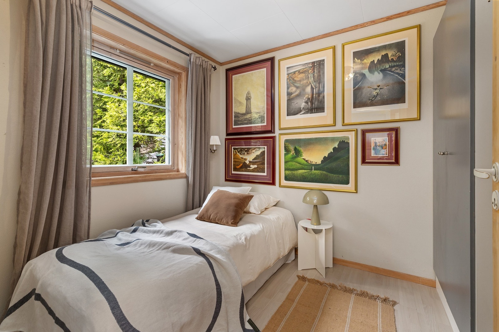 Det andre soverommet er av god størrelse med plass til seng og annet møblement. Galleribilde