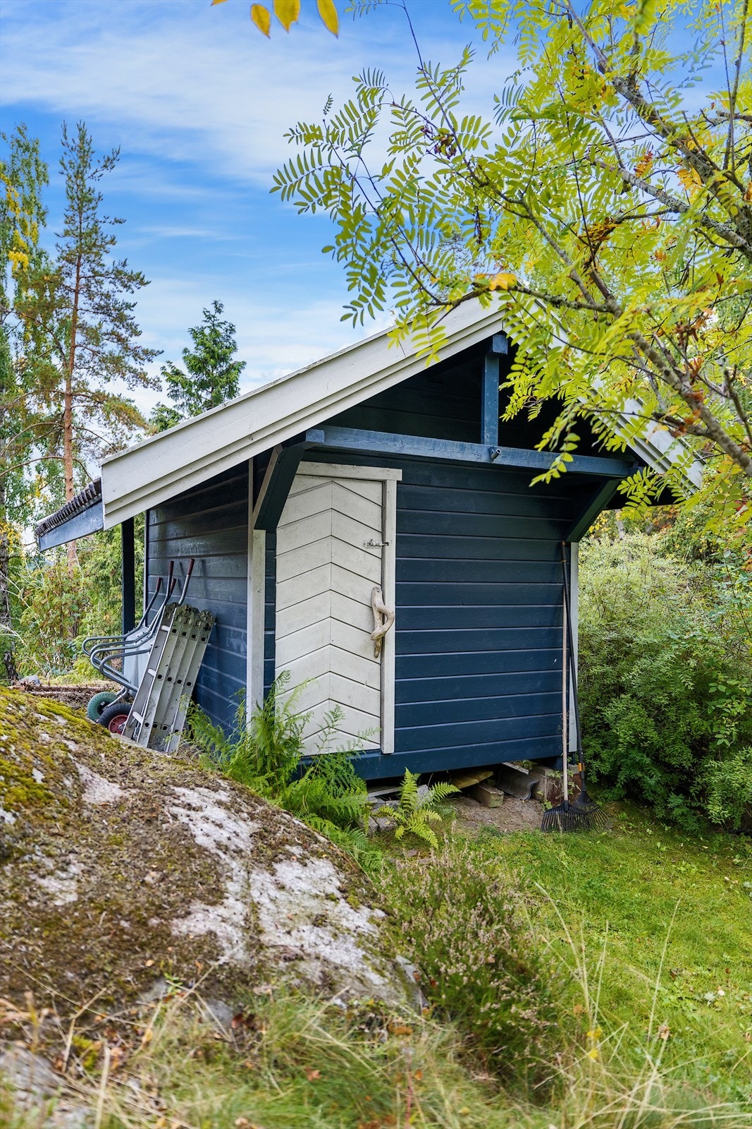 Praktisk utebod for lagring av hageredskaper og utstyr. Galleribilde