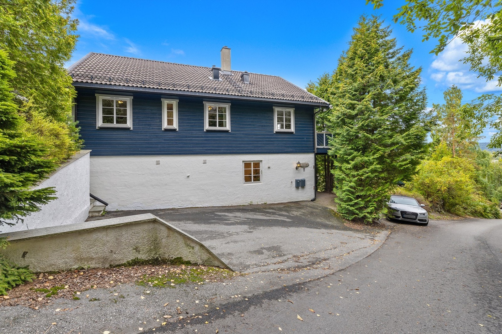 Asfaltert gårdsplass med parkeringsmuligheter. Galleribilde