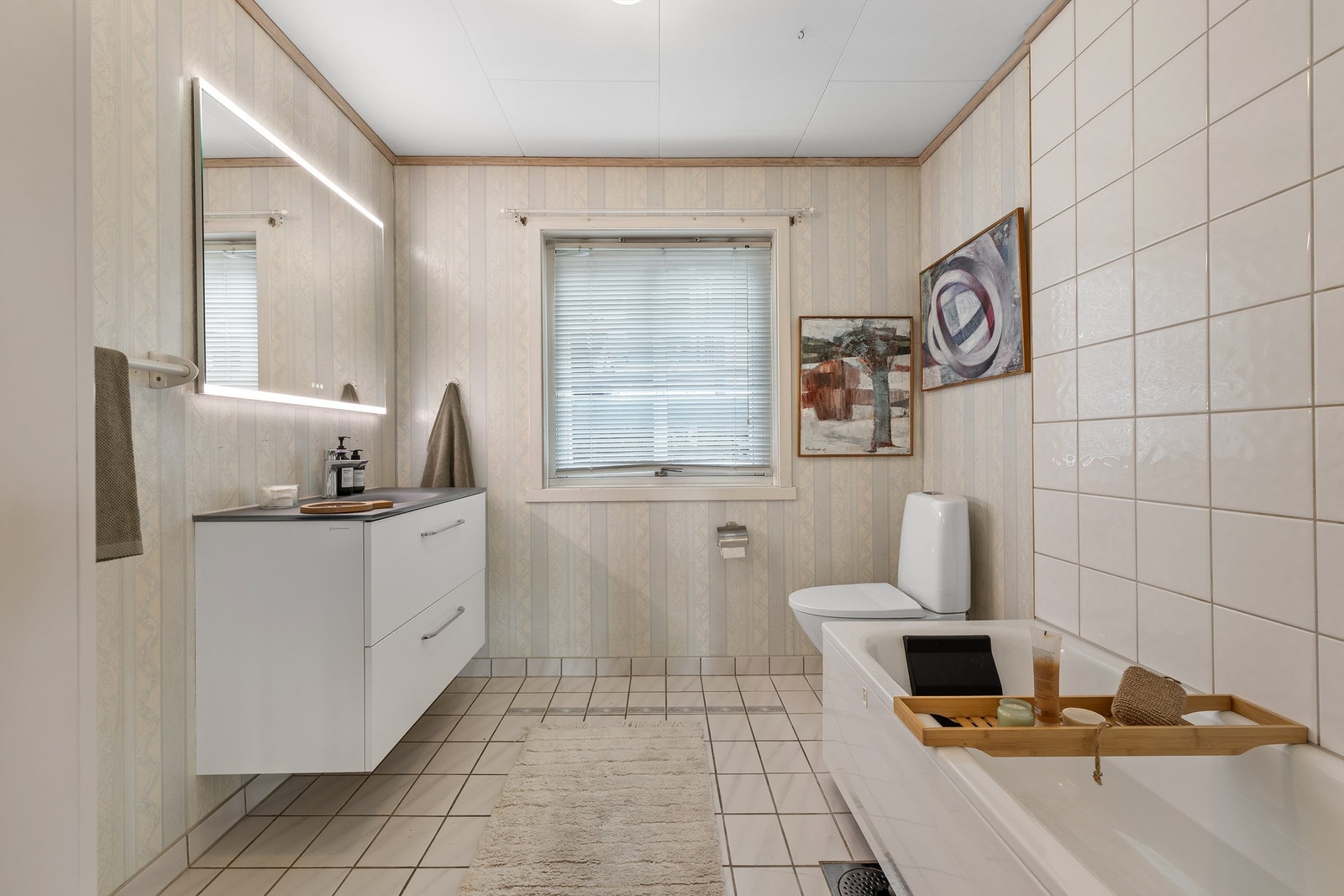Badet i første etasje har badekar og en moderne og nyere servantinnredning fra Dansani. Galleribilde