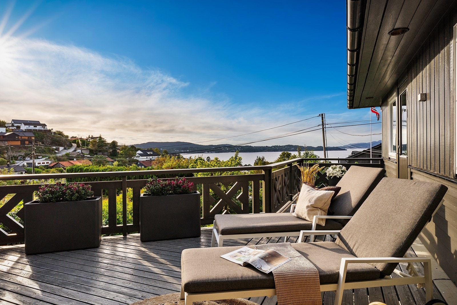 Den store treterrassen byr på vidstrakt utsikt mot Byfjorden og god plass til utemøbler. Galleribilde