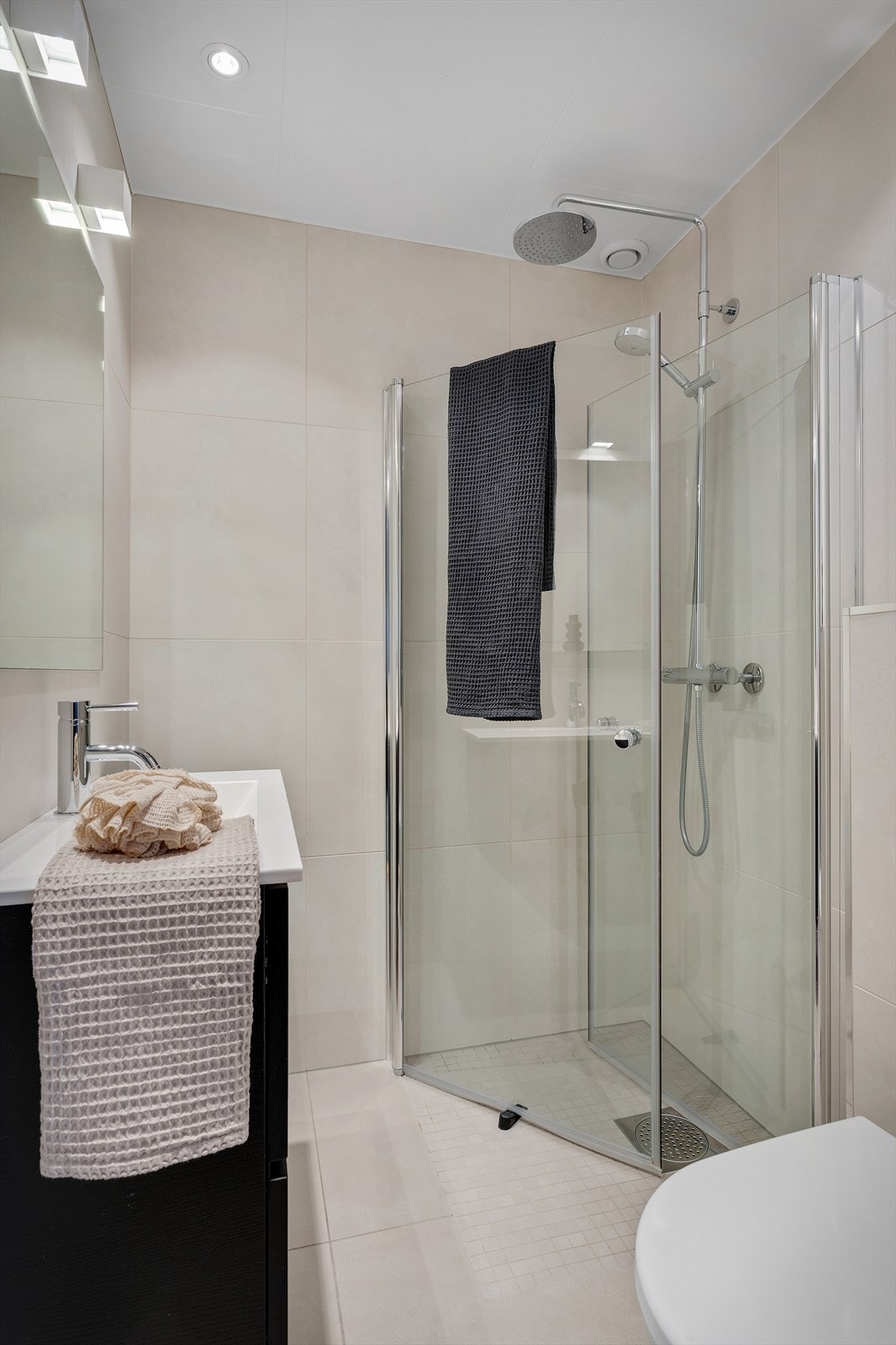 Badet i tilbygget ble etablert i 2015 med fliser på vegger og gulv, gulvvarme og dusjhjørne. Galleribilde