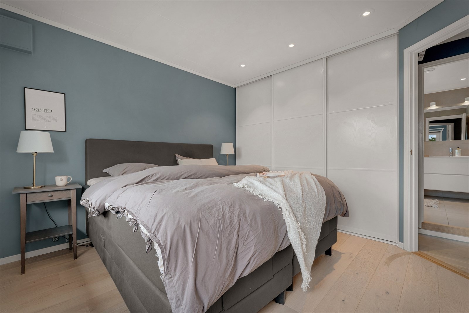 Rommet har plass til dobbeltseng, skyvedørsgarderobe og direkte tilknytning til badet. Galleribilde
