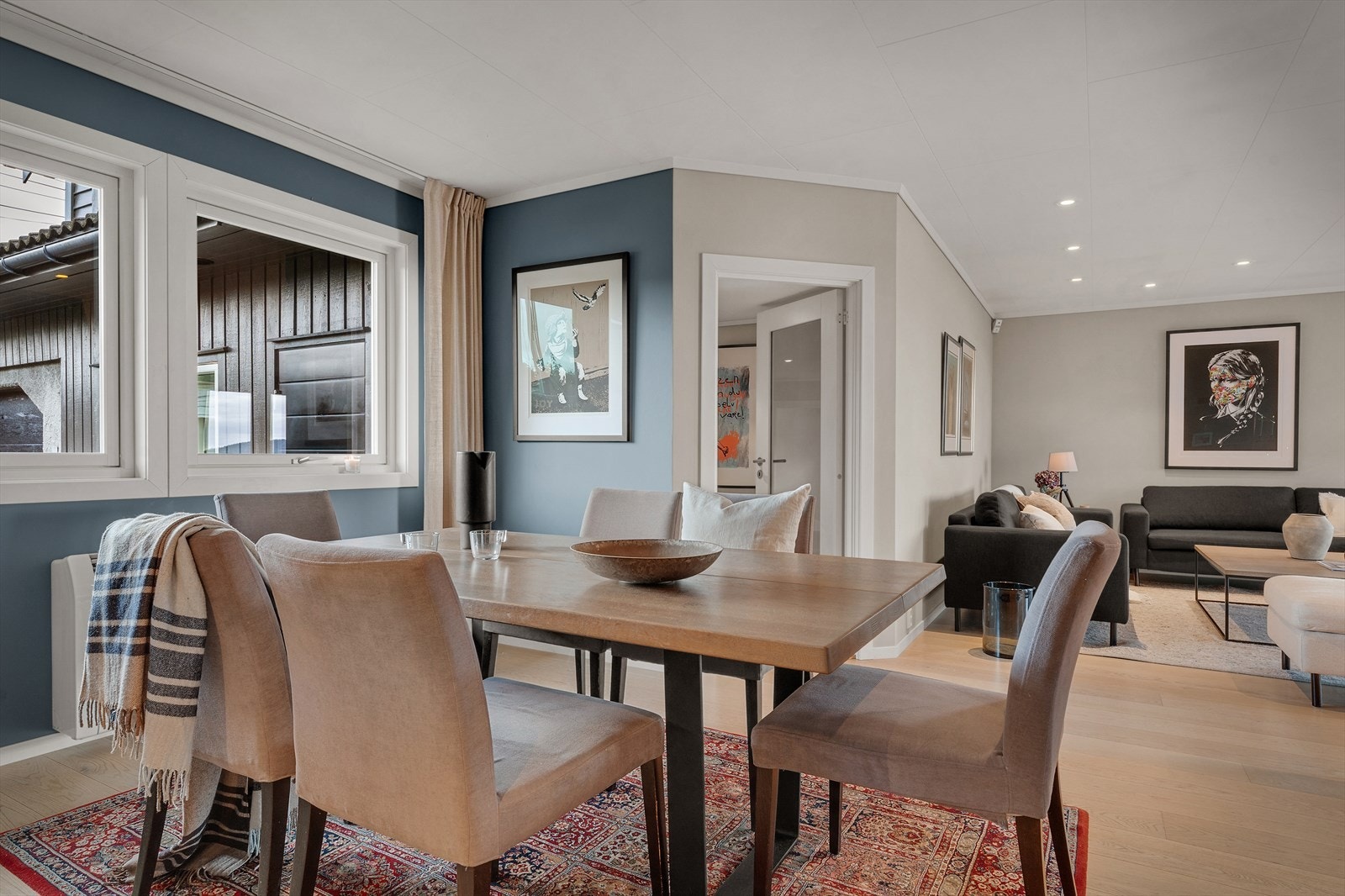 Spisestuen har god plass til langbord og ligger i åpen forbindelse med kjøkkenet. Galleribilde