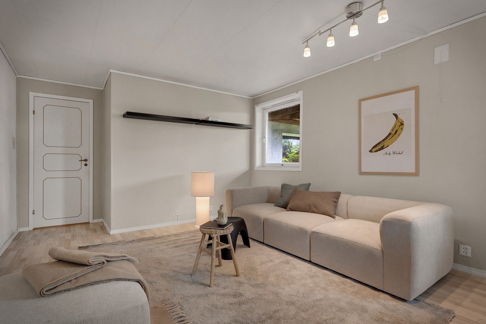Hybelens stue har egen inngang via vindfang og god plass til sofagruppe. Galleribilde