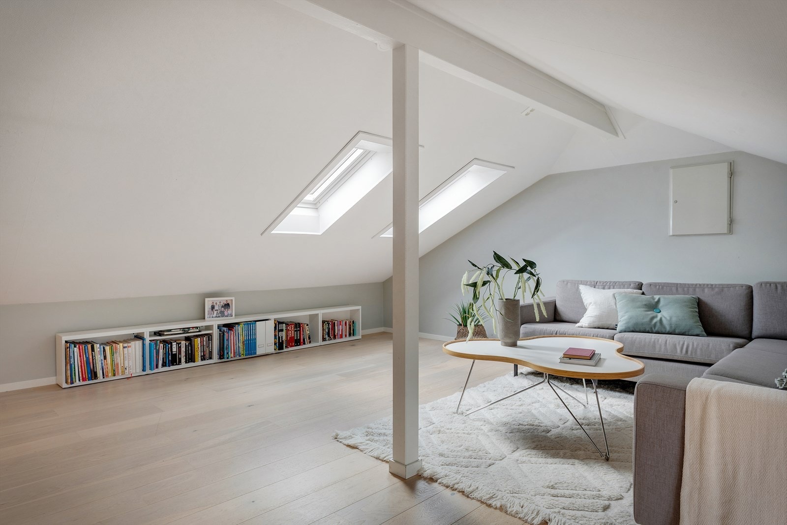 Innredet loftstue med takvinduer som slipper inn godt med dagslys. Galleribilde