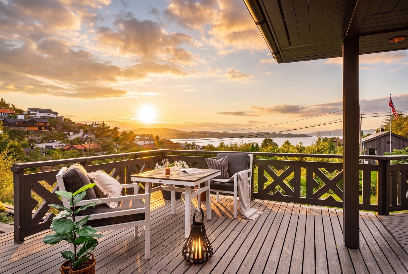 Fra terrassen kan du nyte stemningsfulle solnedganger over fjorden. Galleribilde