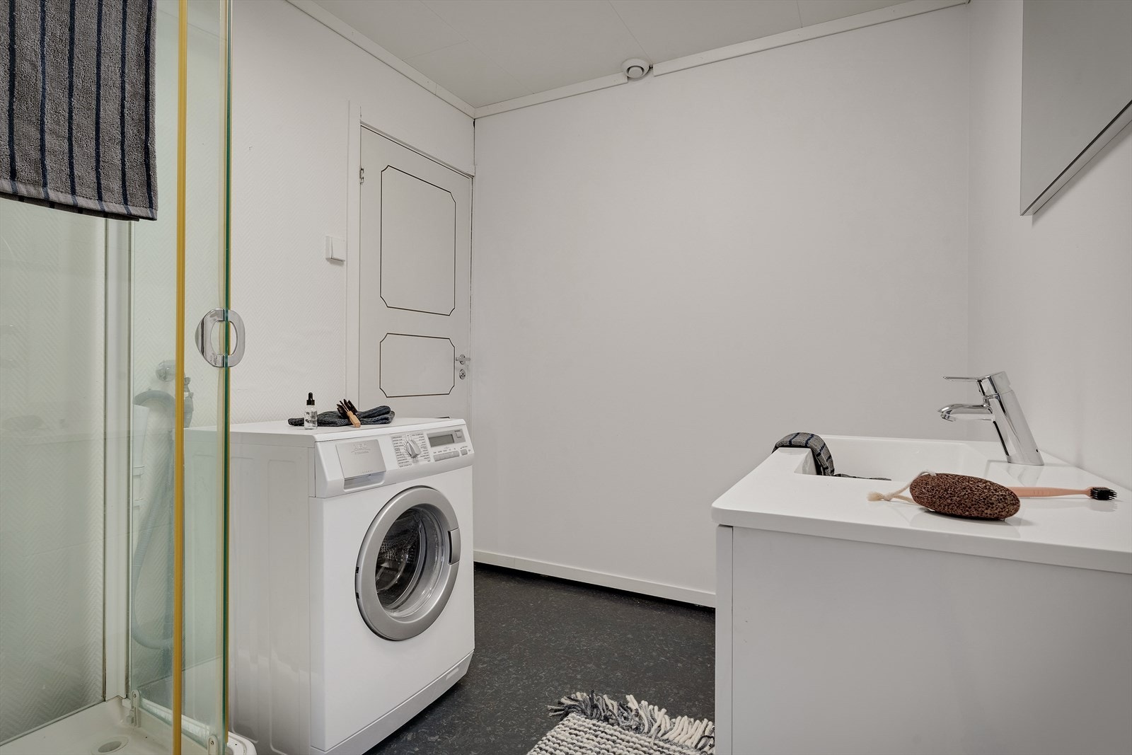 Badet er utstyrt med dusjkabinett og har eget opplegg for vaskemaskin. Galleribilde