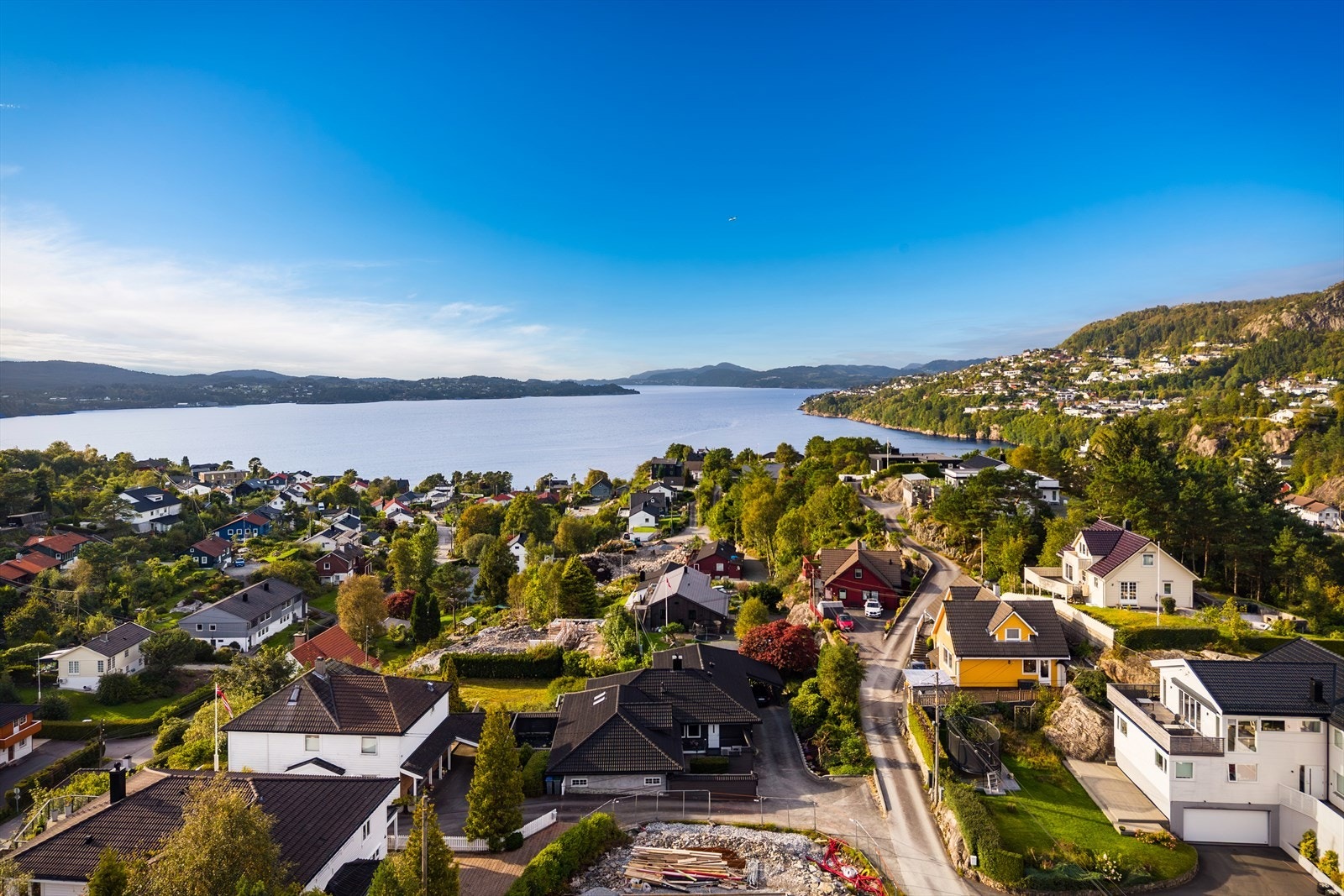 Nærområdet på Tertnes byr på kort vei til skoler, barnehager, Grønskjæret badeplass og turstier i Åstveitskogen. Galleribilde