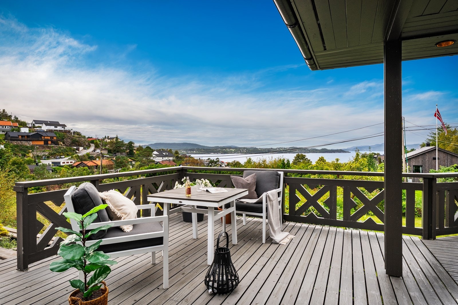 Fra treterrassen er det flott sjøutsikt og utsyn over det omkringliggende landskapet. Galleribilde