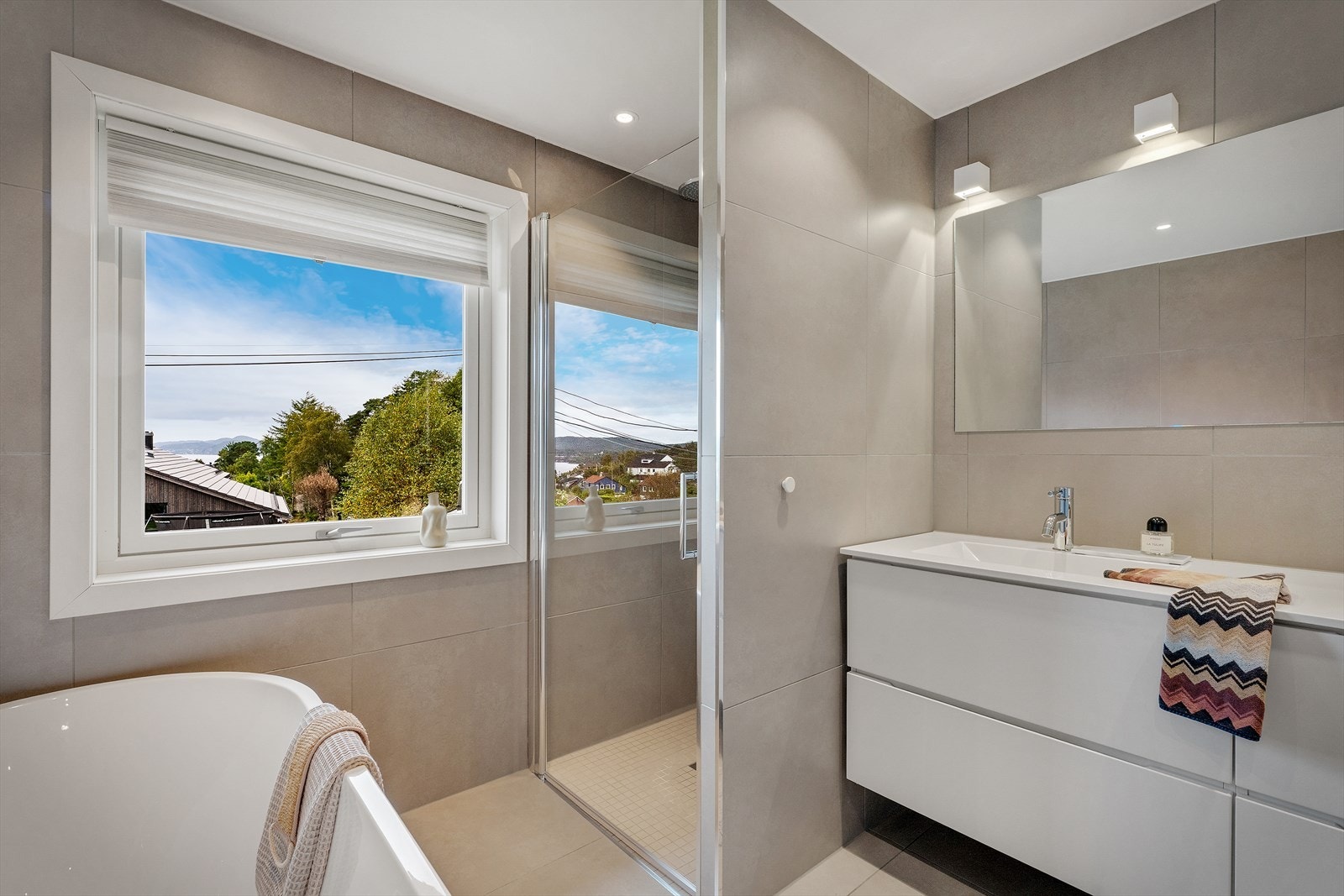 Badet har i tillegg separat dusjnisje i glass og vegghengt toalett. Galleribilde