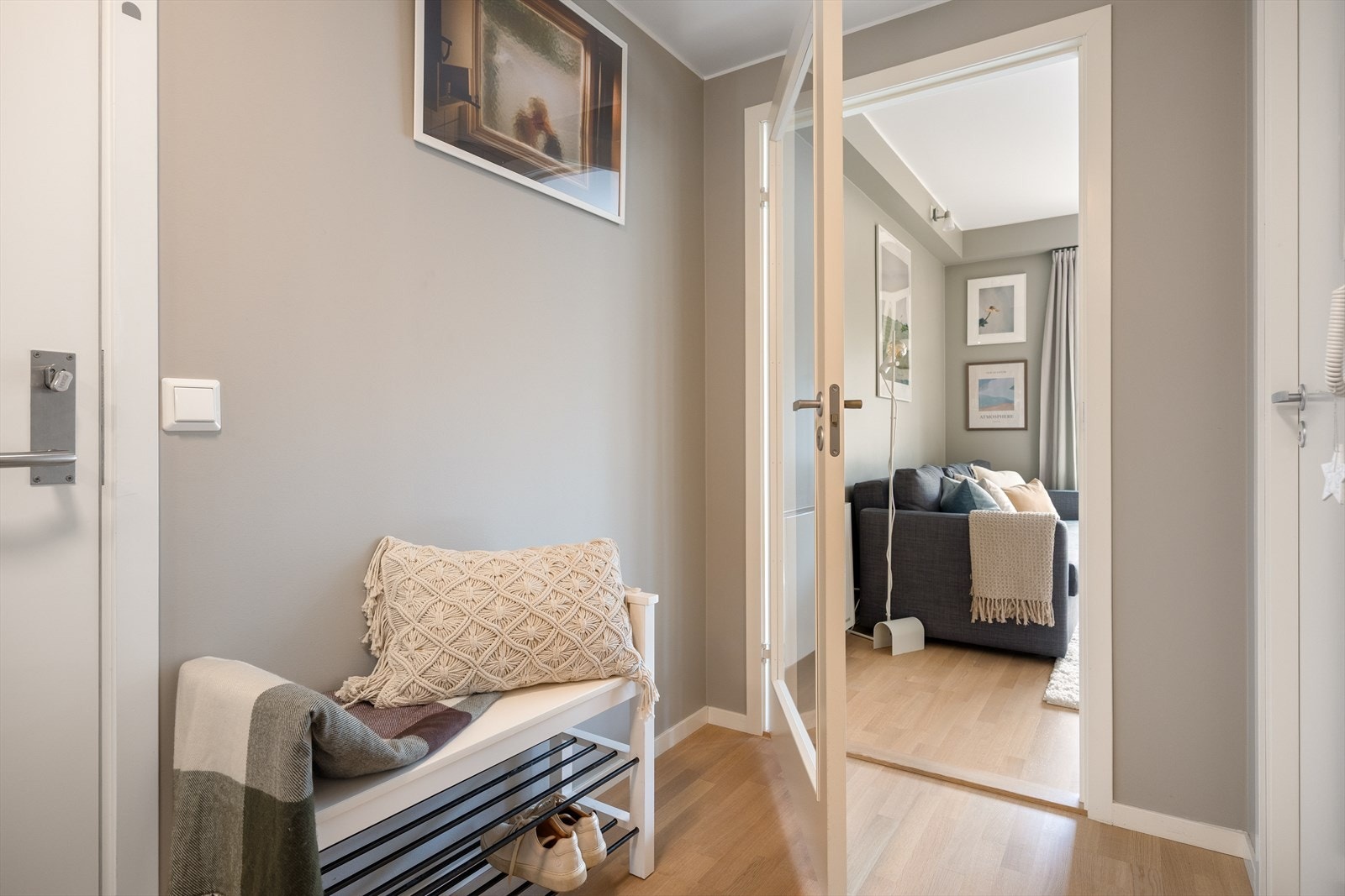 Velkommen inn! Entréen er målt til 5,1m² og man har god plass til yttertøy og sko Galleribilde