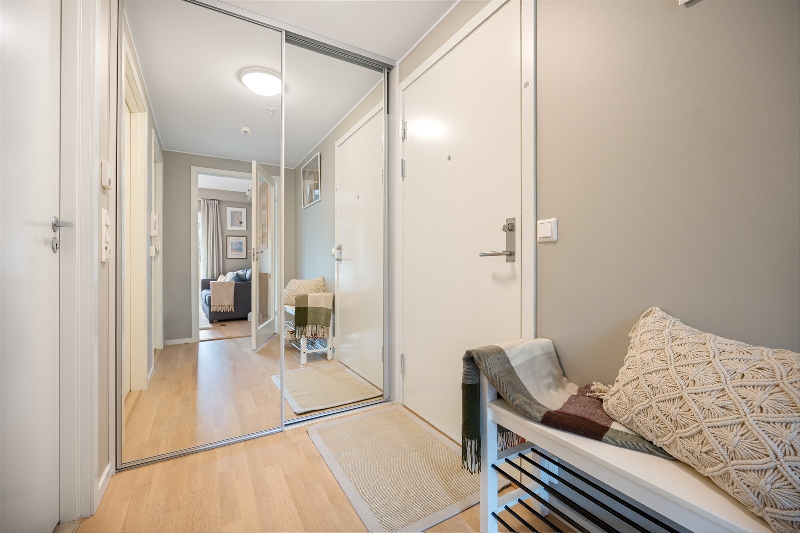 I tillegg har man stor speilskyvedørsgarderobe for oppbevaring - fra entréen har man også en innvendig bod på 3,4m² Galleribilde