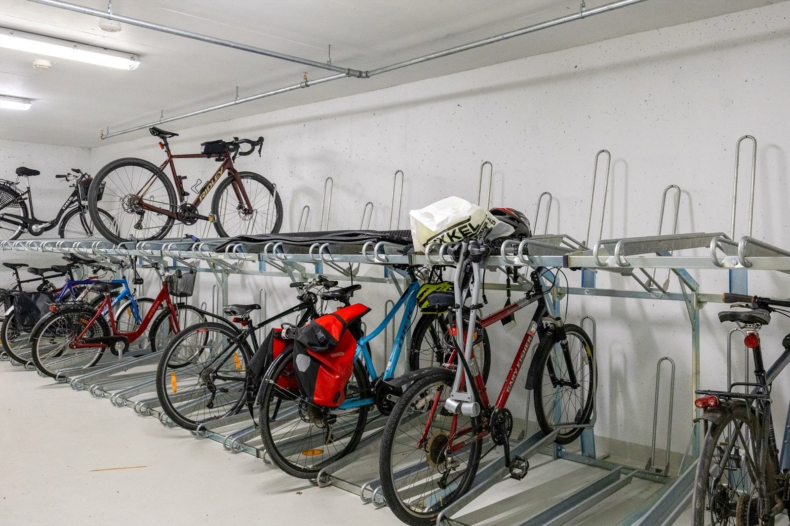 Sameiet har en stor sykkelparkering i kjelleren hvor man kan sette fra seg sykkelen. Galleribilde